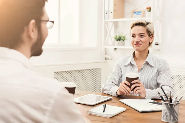 Echtpaar van businesspartners werken op moderne kantoor — Stockfoto