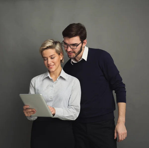 Pareja con tablet digital — Foto de Stock