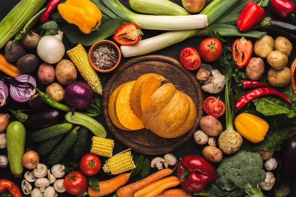 新鲜有机蔬菜和木板背景 — 图库照片