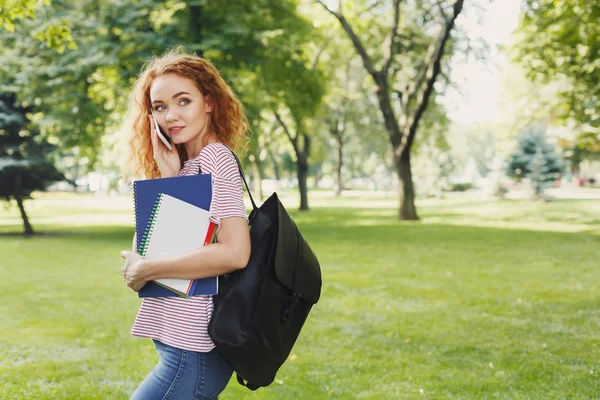 Öğrenci kız mobil kahve fincanı ile konuşmak