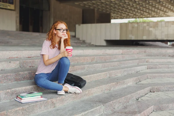 Eftertänksam student tjej sitta med kaffekoppen utomhus — Stockfoto