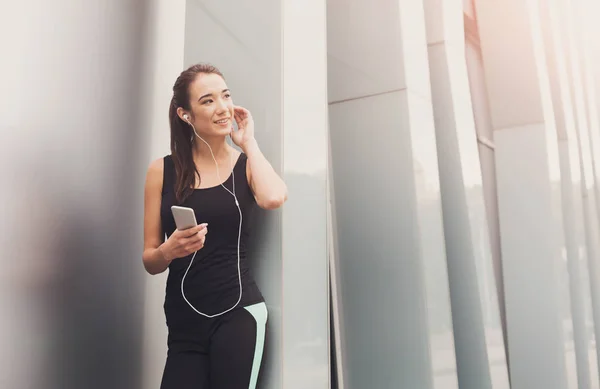 Fröhliche sportliche Frau beim Ausruhen nach dem Training — Stockfoto