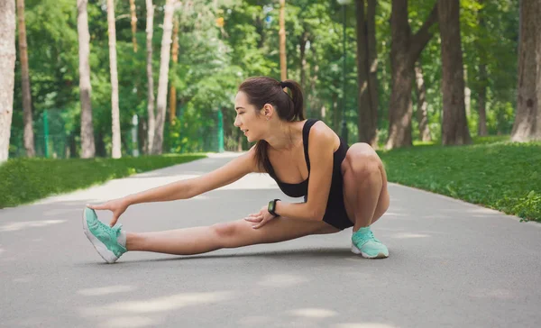 Mujer fitness en el entrenamiento de estiramiento al aire libre — Foto de Stock