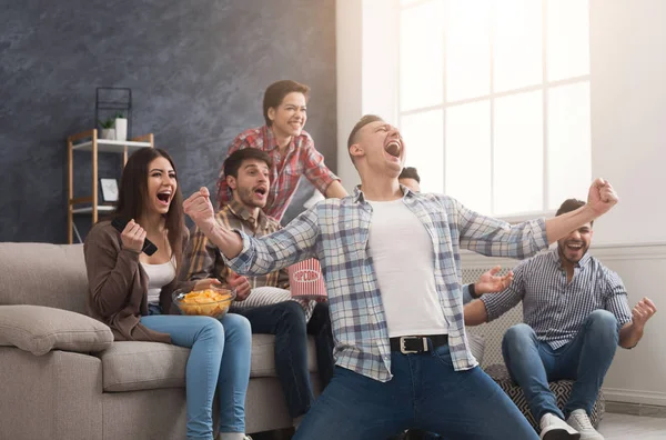 Sehr aufgeregte Freunde sehen Fußballspiel zu Hause — Stockfoto