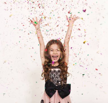 Mutlu küçük kıza beyaz stüdyo arka plan