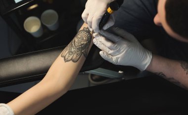 Profesyonel dövmeci dövme yandan yapma