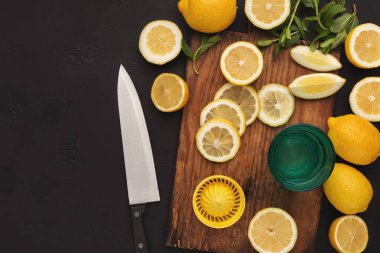 Yapımı limonata evde, malzemelerin üzerine beyaz ahşap masa