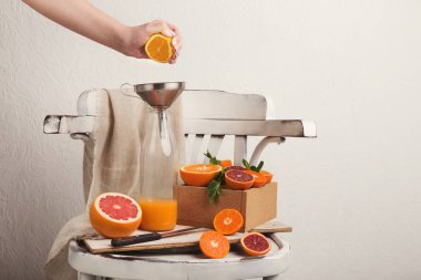 Narenciye taze beyaz eski sandalye hazırlanıyor