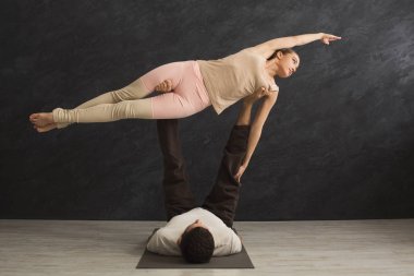 Genç çift acroyoga mat birlikte pratik