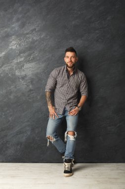 Stüdyoda poz veren yakışıklı adam.