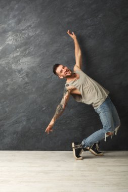 Studio eğlenmek mutlu yakışıklı adam