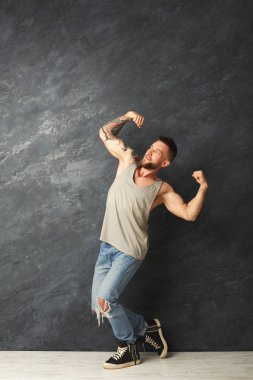 Studio eğlenmek mutlu yakışıklı adam