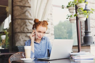 Evet genç Kızıl saçlı kadın