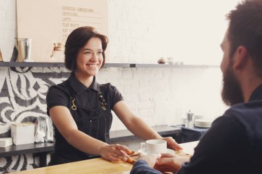 Konuk ile sohbet ve kahve servisi Barista