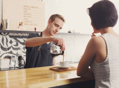 Konuk ile sohbet ve kahve servisi barmen