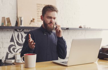 Dalgın barmen bar sayacı laptop çalışma