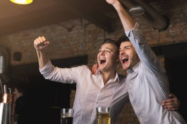 Bira içip barda bağırarak başarılı iş adamları