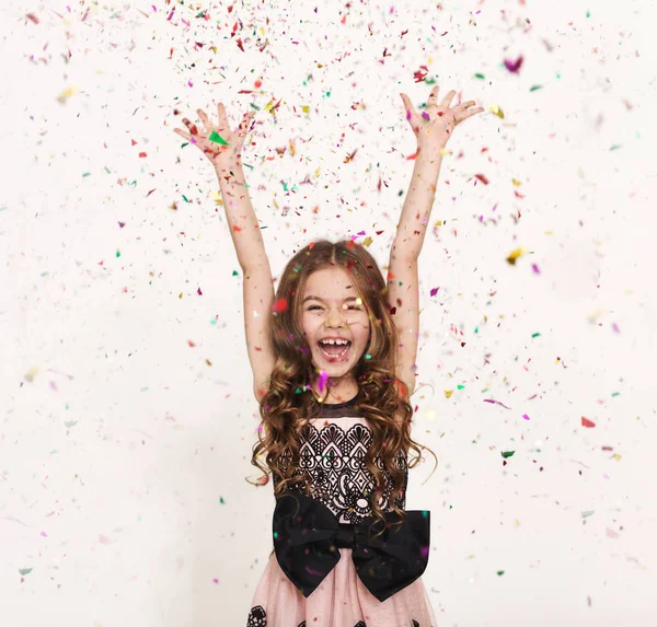 Boldog kis lány fehér stúdió háttere — Stock Fotó
