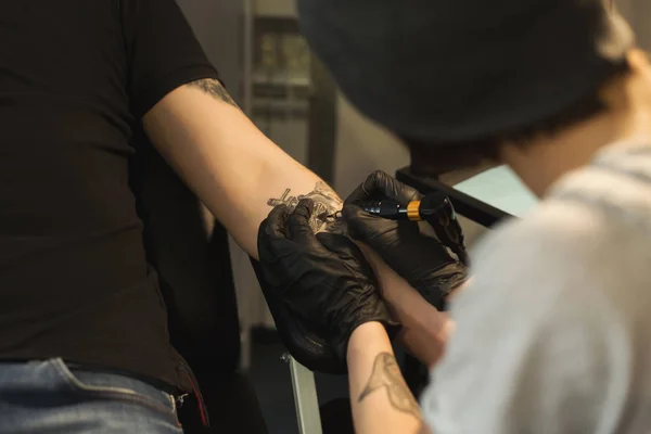 Profesional tatuaje artista hacer tatuaje en la mano — Foto de Stock