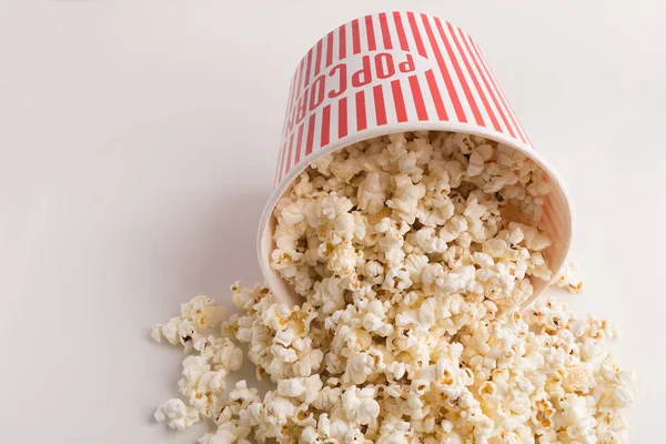Emmer popcorn op witte achtergrond — Stockfoto