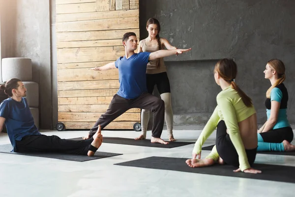 Группа с инструктором по йоге в фитнес-клубе — стоковое фото