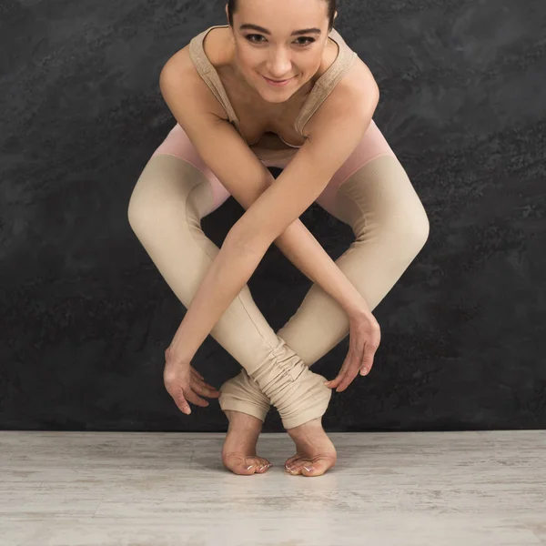 Young woman doing yoga or pilates exercise — Stock Photo, Image