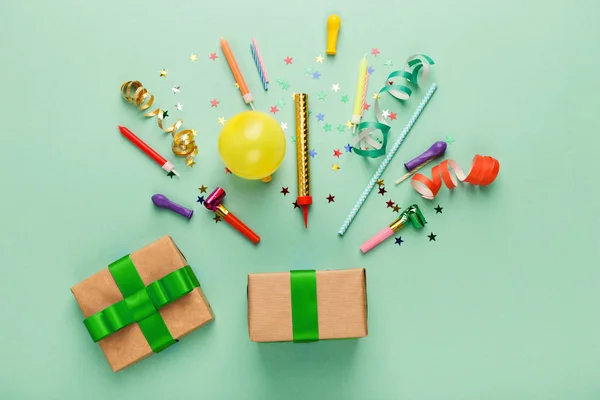 Fond de fête d'anniversaire avec cadeau et confettis — Photo