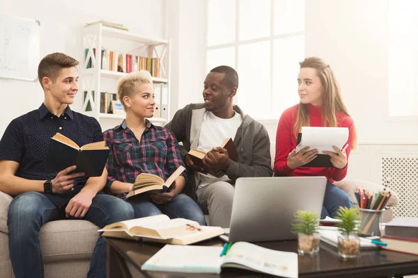 Groep uiteenlopende studenten studeren thuis sfeer op de cou — Stockfoto