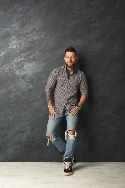 Stüdyoda poz veren yakışıklı adam.