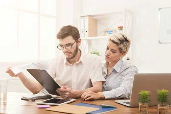 Par av unga kollegor arbeta på moderna kontor — Stockfoto