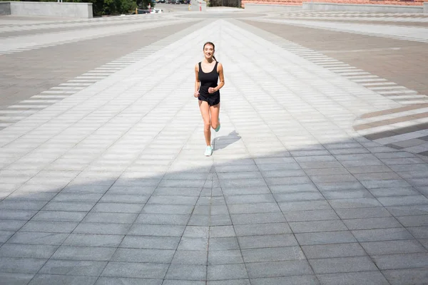 Mujer joven corriendo en el espacio de copia de la ciudad — Foto de Stock