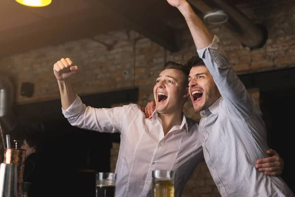 Empresarios exitosos bebiendo cerveza y gritando en el bar —  Fotos de Stock