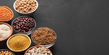Çeşitli gluten ücretsiz kabuğu çıkarılmış tane kopya alanı siyah zemin üzerine