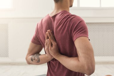 Pratik yoga, ters dua poz genç adam