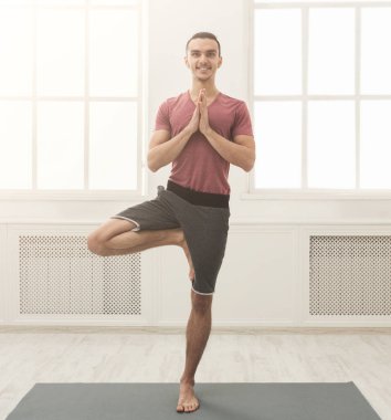 Eğitim yoga ağaç poz genç adam