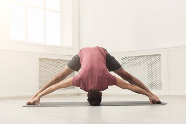 Esnek delikanlı ellerinde ayakta