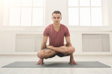 Esnek delikanlı ellerinde ayakta