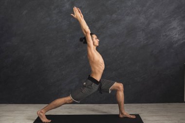 Ellerde ve spor salonunda germe adam