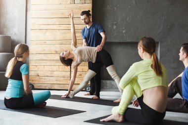 Yoga eğitmeni fitness Club ile grup