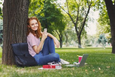 Mutlu genç kadın manifatura akıllı Park