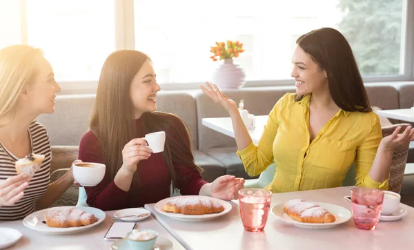 Feliz feminino frinds beber café e conversar no café — Fotografia de Stock