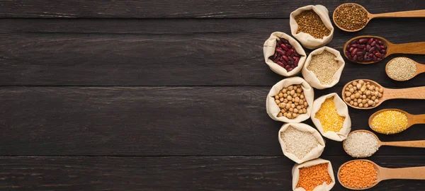 Varios grañones sin gluten sobre fondo de madera, espacio de copia — Foto de Stock