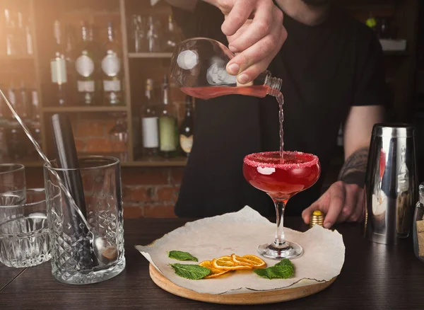 Manos de barman preparando cóctel en el mostrador del bar — Foto de Stock