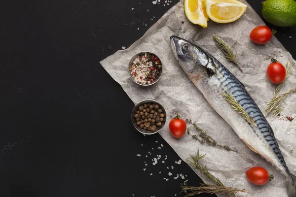 Makrill och matlagning ingredienser på svart bakgrund — Stockfoto