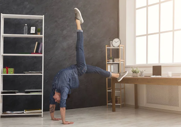 Flexibele man voor het beoefenen van yoga op werkplek — Stockfoto