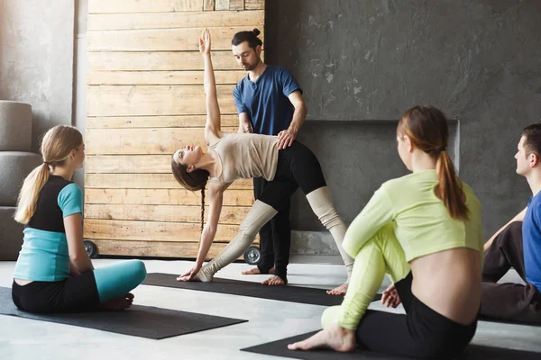 Группа с инструктором по йоге в фитнес-клубе — стоковое фото