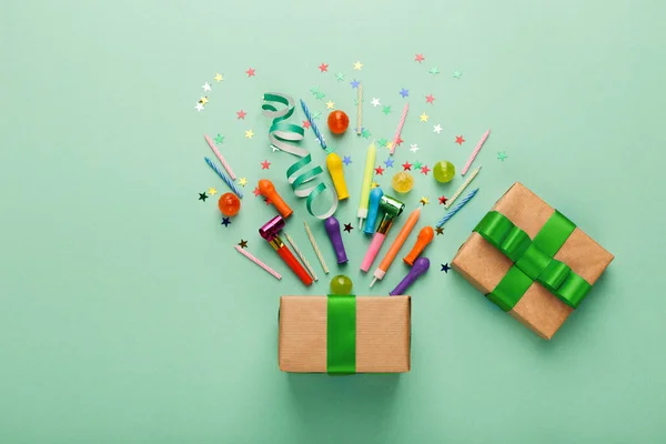 День рождения фон с подарком и конфетти — стоковое фото
