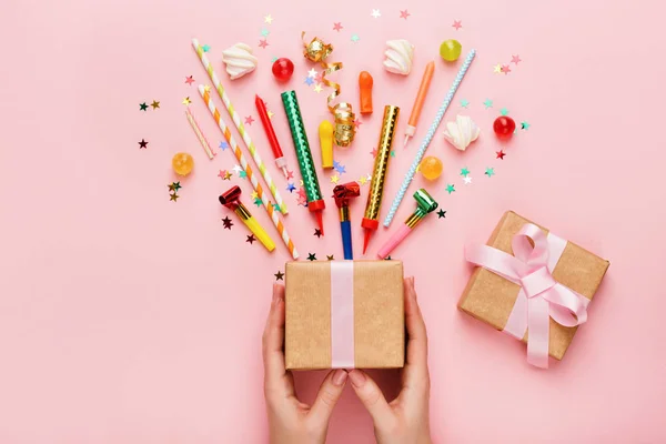Születésnapi party háttérrel, ajándék és konfetti — Stock Fotó