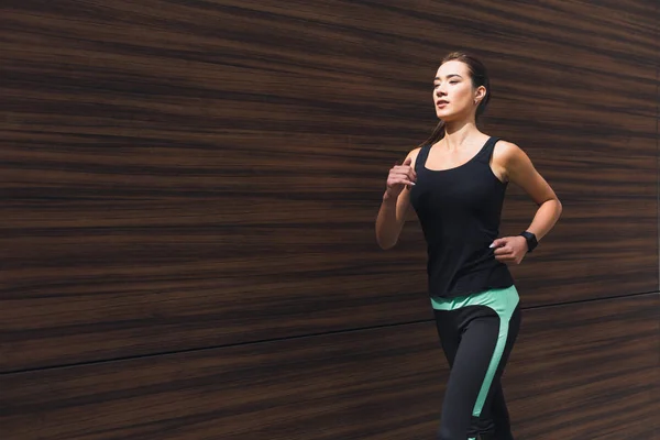 Mujer joven corriendo en el espacio de copia de la ciudad —  Fotos de Stock