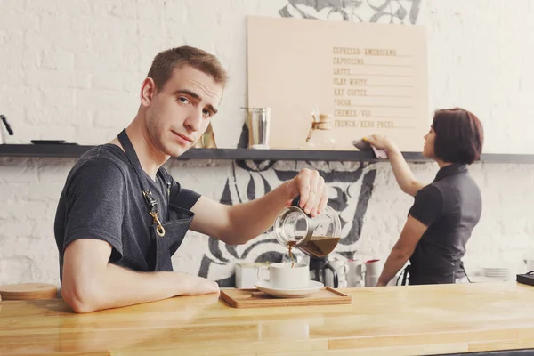 Bartenders masculinos e femininos preparando café fresco — Fotografia de Stock